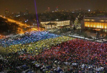 Живой флаг из протестующих на Майдане в Румынии