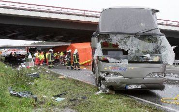 автобус с туристами из Польши врезался в опору моста на скоростной дороге