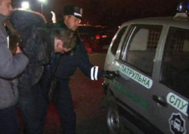 Двое сотрудников милиции избили посетителей кафе в Виноградовском районе.