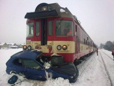 В Чехии локомотив сбил и протащил легковик почти 263 метра