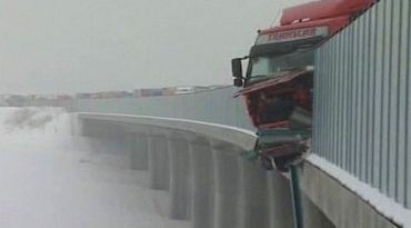 В Праге камион и легковушка столкнулись на мосту лоб в лоб