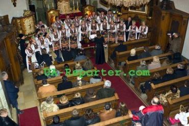 Закарпатский народный хор выступает в греко-католическом храме Св.Флориана в Будепеште.