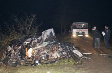 На Закарпатье автомобиль врезался в дерево и загорелся, двое погибших