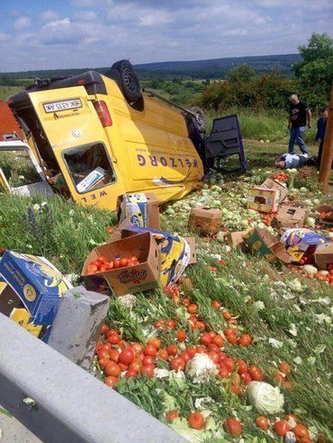 На Львовщине произошло ДТП с помидорами и капустой