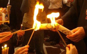 Делегація УПЦ доставиола благодатний вогонь в Україну