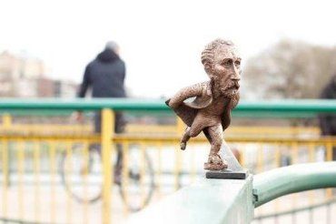 В центре Ужгорода построили новую мини-скульптурку - Тиводар Чонтвари