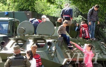 К Дню защитника Украины в Ужгороде развернут военную выставку