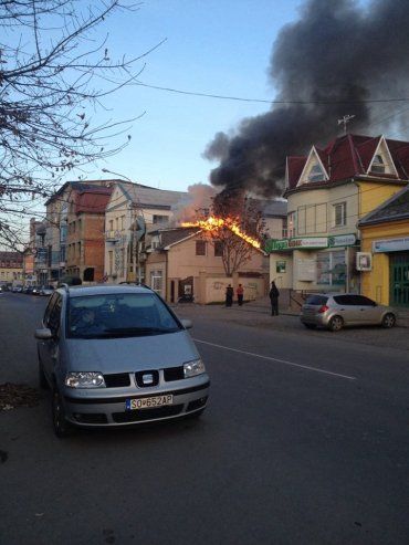 На Швабской, возле СК «Динамо», уничтожена пожаром крыша жилого дома