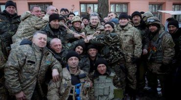 Селфи Порошенко с бойцами128 мукачевской бригады после их выхода из Дебальцево
