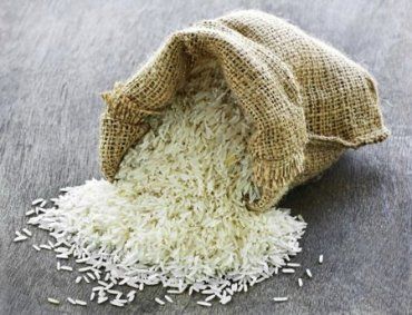 Искусственный рис имеет характерный неприятный запах горелого пластика.