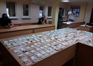 Закарпатська СБУ викрила схему отримання хабарів на митному посту "Тиса"