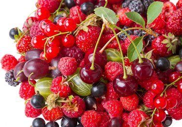 На рынках Закарпатья полно ягод и фруктов