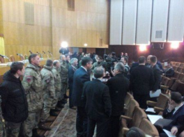 В начале сессии бойцы ПС спели вместе с депутатами Гимн Украины