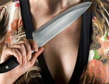 В ходе драки женщина схватила нож и ударила мужчину в область груди