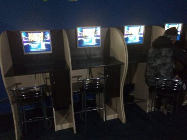 Внутри полицейские увидели 12 компьютеров для азартных игр