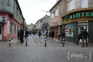 В Мукачево переместили столбики, что ограничивали въезд транспорта на пл. Мира