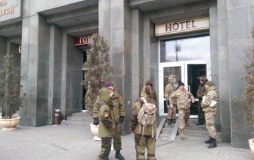 Люди в камуфляже устроили штаб революции в отеле "Козацкий"