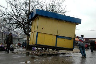 На этой неделе в Мукачево начался демонтаж 13 незаконно установленных киосков
