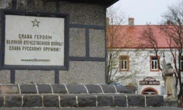 С памятника были сняты советские эмблемы серпа с молотом