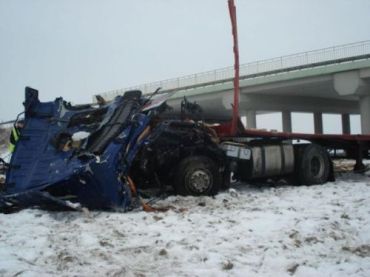 ДТП в Польше : камион с товаром слетел с моста на ж.д. пути