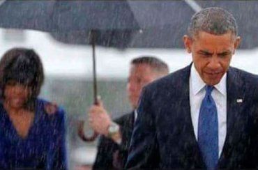 Президент США Барак Обама и Дональд Трамп во время дождя
