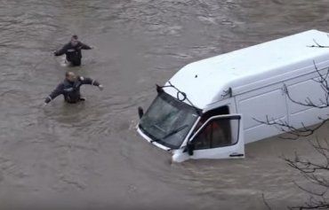 В Рахове микроавтобус слетел с дороги в реку