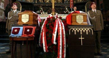 18 ноября тела Леха Качиньского и его супруги были захоронены повторно