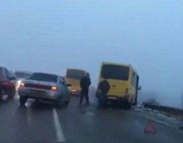ДТП возле Ужгорода: Маршрутка чуть не упала с моста