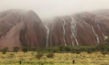 В Австралии скала Улуру превратилась в водопад