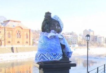 Ужгородские мини-скульптурки одели в новый праздничный наряд