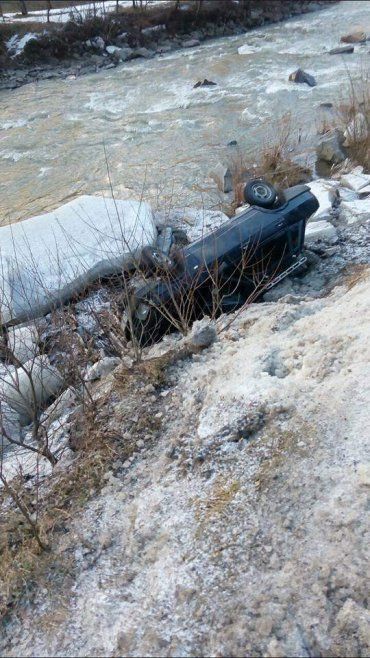 В Закарпатье два авто улетели в пропасть горной реки