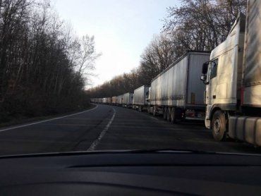 Величезна черга з вантажівок на КПП "Ужгород"