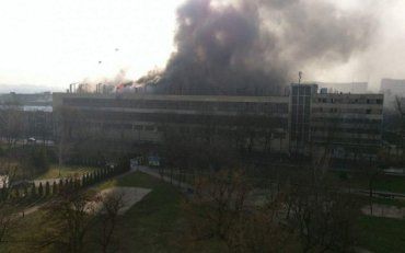 Пожежа у Харкові: їдкий дим простягнувся на всю вулицю