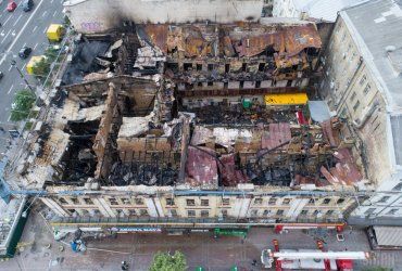 Дрон зафільмував моторошні наслідки пожежі в центрі Києва