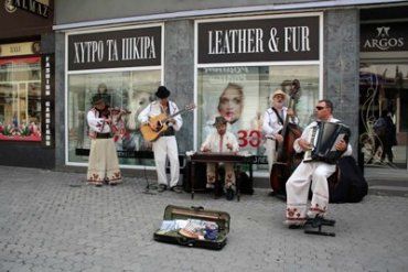 «Гудацька тайстра» устроила уличный концерт в центре Ужгорода
