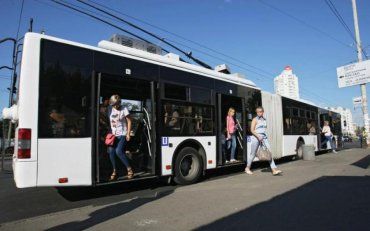 Невідомі обстріляли тролейбус у Києві: соцмережі розлючені