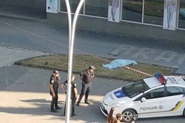 В Ужгороде возле 9-этажки обнаружили тело человека