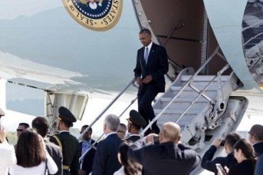 Обаму в Китае оставили без трапа в аэропорту