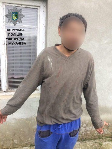 Пьяный мужик избил в Ужгороде мать с ребенком