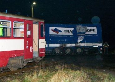 В Чехии пассажирская электричка столкнулась с грузовиком