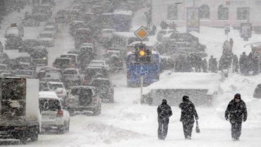 Из-за мощного снегопада Киев остановился в километровых пробках