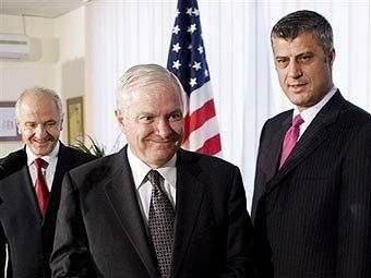Роберт Гейтс (в центре) и руководители Косово Фатмир Сейдиу и Хашим Тачи.