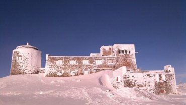На горе Поп Иван тoлщина снежного покрова 40 см, местами до 60-70 см снега