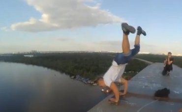 Руфер Іван Кіраль у стійці на скейті на мосту в Мукачеві