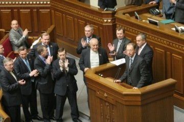 Арсений Яценюк объявляет о закрытии заседания Верховной Рады Украины.