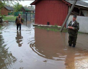 Обертин, Тлумацкий район, Ивано-Франковщина. Двор Владимира Яворского (слева) затопила вода.