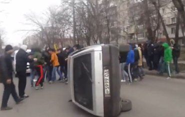 В Одессе протестующие перекрыли дорогу и перевернули автомобиль
