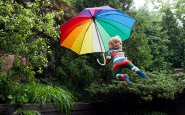 5-річний хлопчик вирішив зістрибнути з балкона за допомогою парасольки
