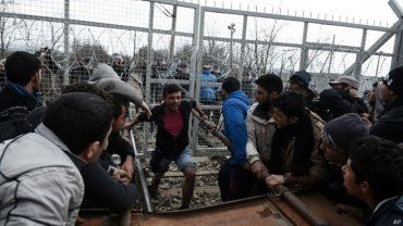 Мигранты прорвали заграждение на границе Греции и Македонии