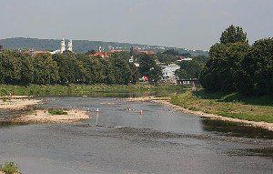В Ужгород пришло лето, - скоро можно и скупаться в реке Уж